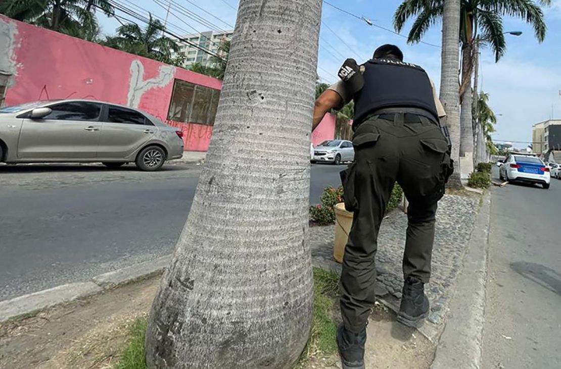 Un policía ecuatoriano se acerca a las instalaciones del canal de televisión TC de Ecuador después de que hombres armados no identificados irrumpieran en el estudio de televisión estatal en vivo el 9 de enero de 2024, en Guayaquil, Ecuador, un día después de que el presidente Daniel Noboa declarara el estado de emergencia tras la fuga de la prisión de un peligroso jefe narco.