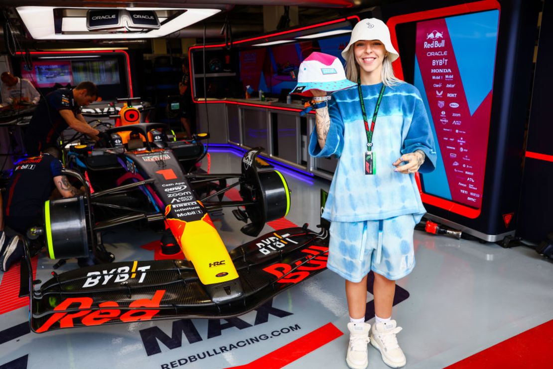 Young Miko posa frente a un automóvil de la fórmula 1 del equipo Red Bull en el Autódromo Internacional de Miami, el 7 de marzo de 2023 en Miami, Florida.