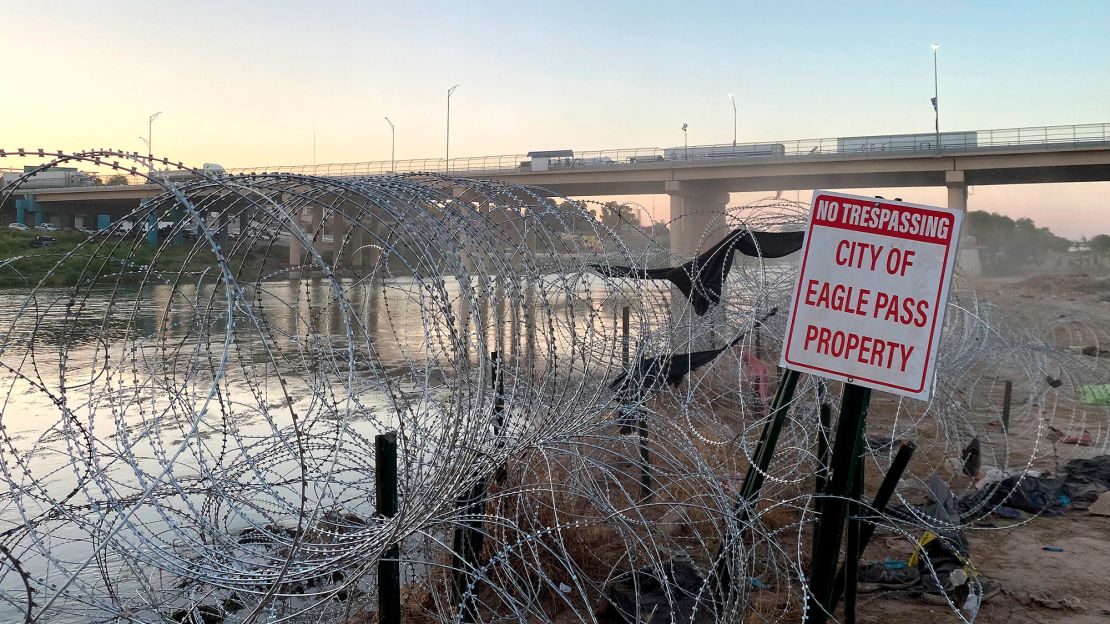 Una valla de alambre de púas y un letrero junto al río Grande en la frontera entre Estados Unidos y México en Eagle Pass, Texas, el 22 de septiembre de 2023. Crédito: PAULA RAMON/AFP vía Getty Images