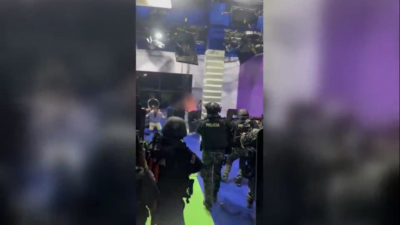 CNNE 1546549 - video capta como la policia detiene a hombres encapuchados en canal de tv