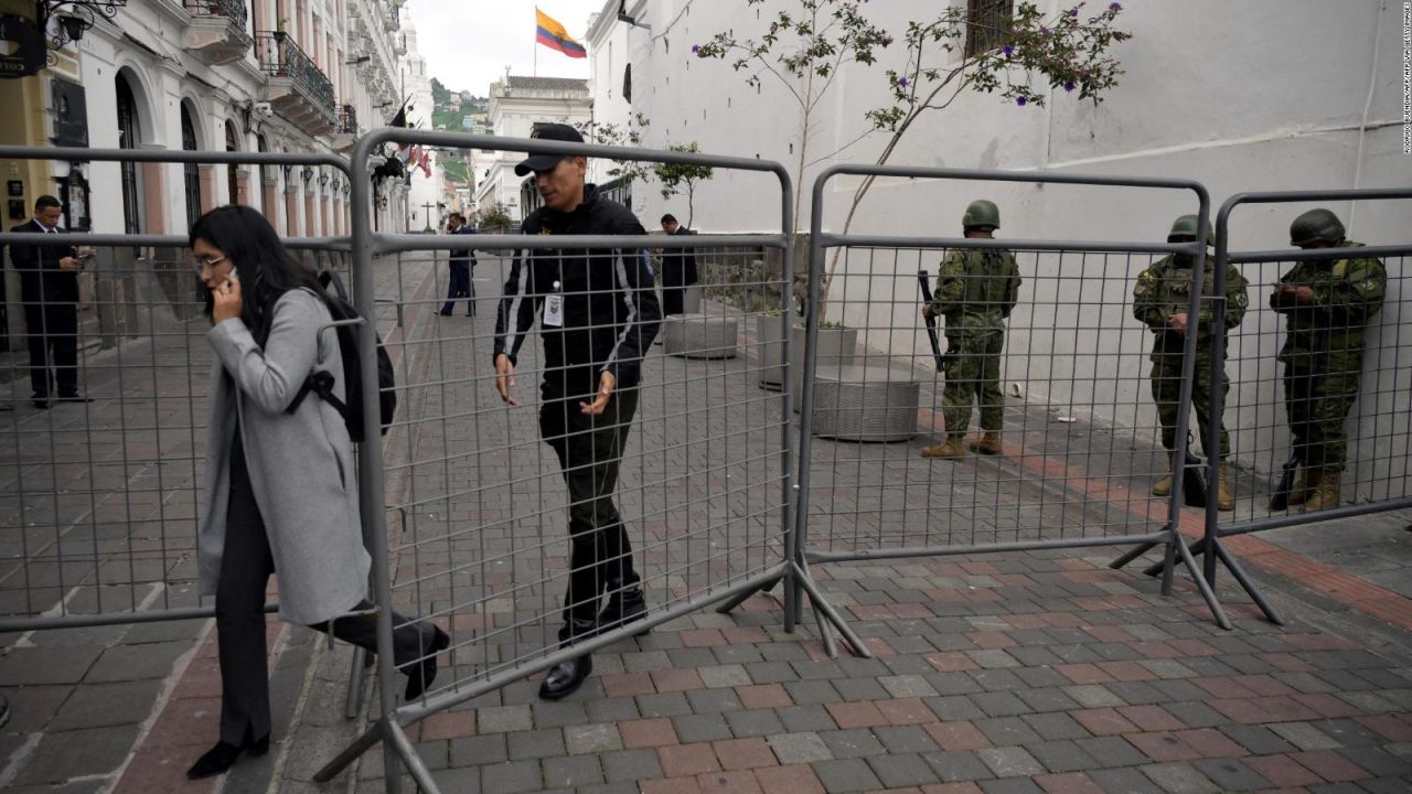 CNNE 1546570 - terror en vivo- encapuchados irrumpen en televisora de ecuador
