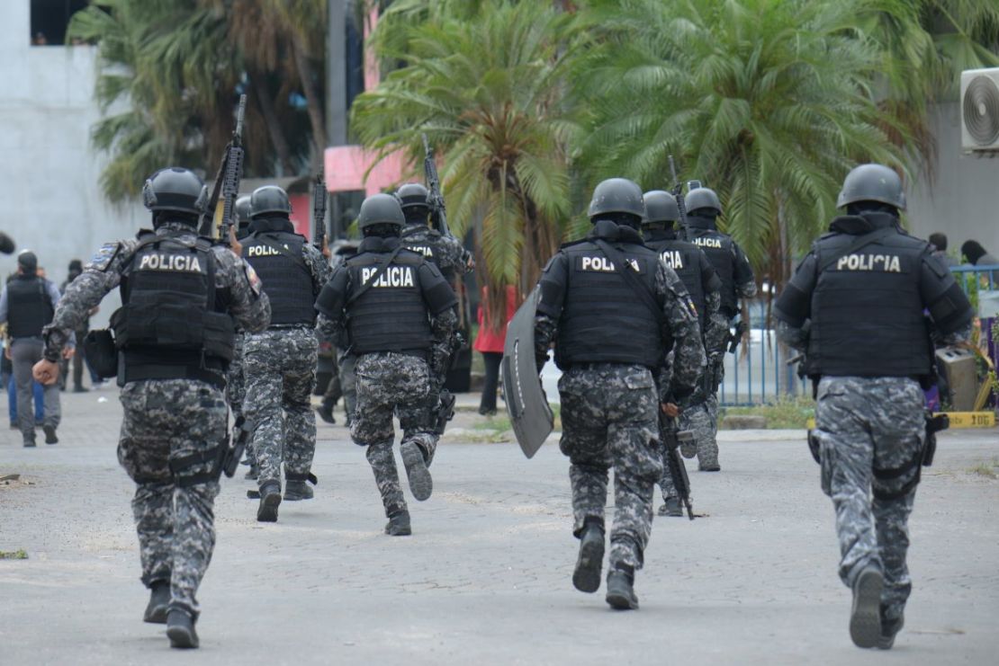 Agentes de policía corren hacia TC Televisión el 9 de enero de 2024 en Guayaquil, Ecuador.