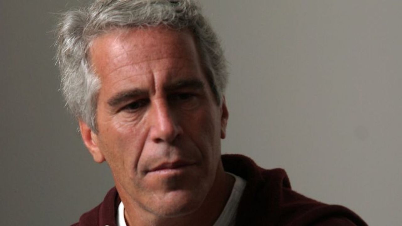 El multimillonario Jeffrey Epstein en Cambridge, MA el 8/9/04.