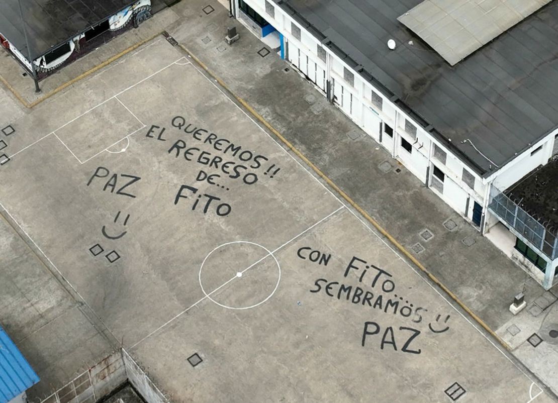 Vista aérea que muestra mensajes sobre la banda criminal de Adolfo "Fito" Macías, escritos por reclusos de la prisión Regional 8 de Guayaquil, Ecuador, tomada el 8 de enero de 2024, un día después de que la Policía Nacional y las Fuerzas Armadas realizaran un operativo conjunto de seguridad en el instalaciones. El líder de la principal banda criminal de Ecuador, Adolfo Macías, alias Fito, se habría fugado el 7 de enero "horas antes" de un operativo en el penal donde cumplía condena, dijo este lunes el secretario general de Comunicación, Roberto Izurieta. Tras la aparente fuga del jefe de la banda de narcotraficantes Los Choneros, se reportaron incidentes en varias cárceles de Ecuador.