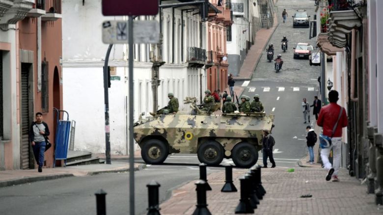Fuerzas de seguridad ecuatorianas patrullan los alrededores de la plaza principal y el palacio presidencial después de que el presidente de Ecuador, Daniel Noboa, declarara al país en estado de "conflicto armado interno" y ordenara al ejército llevar a cabo operaciones militares contra las poderosas bandas de narcotraficantes del país, en el centro de Quito el 9 de enero de 2024.