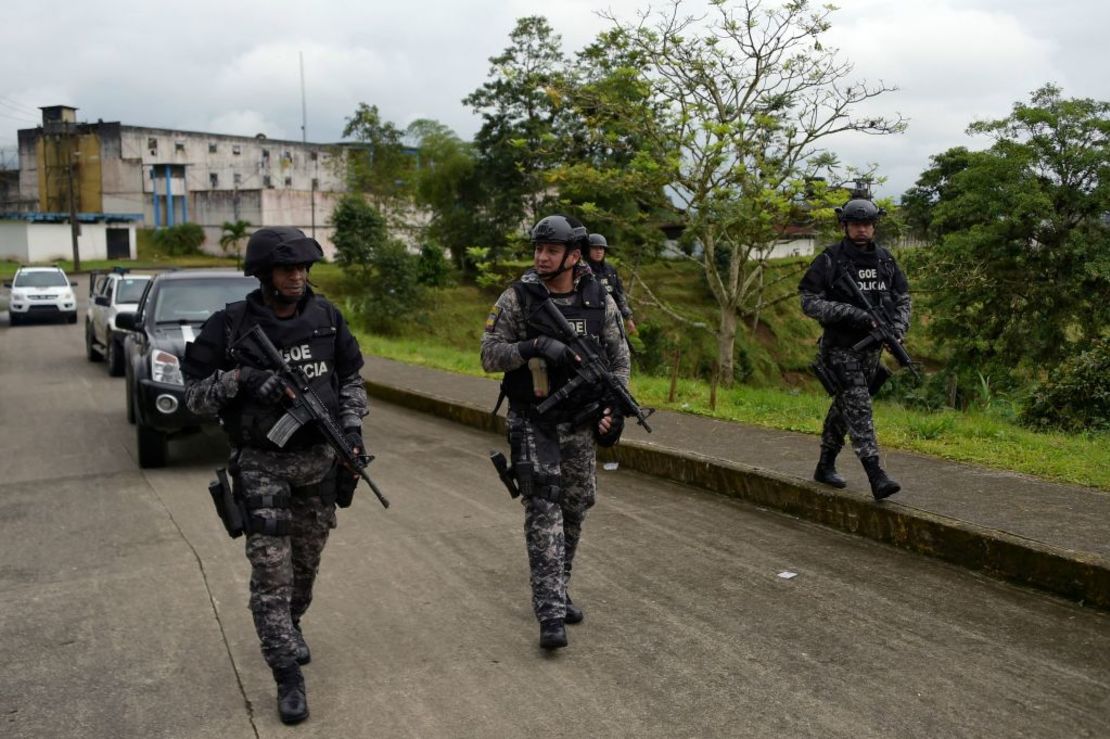 Las fuerzas de seguridad hacen guardia dentro de la prisión de Bellavista, un día después de un motín mortal a raíz de una pelea entre las pandillas rivales Los Lobos y R7