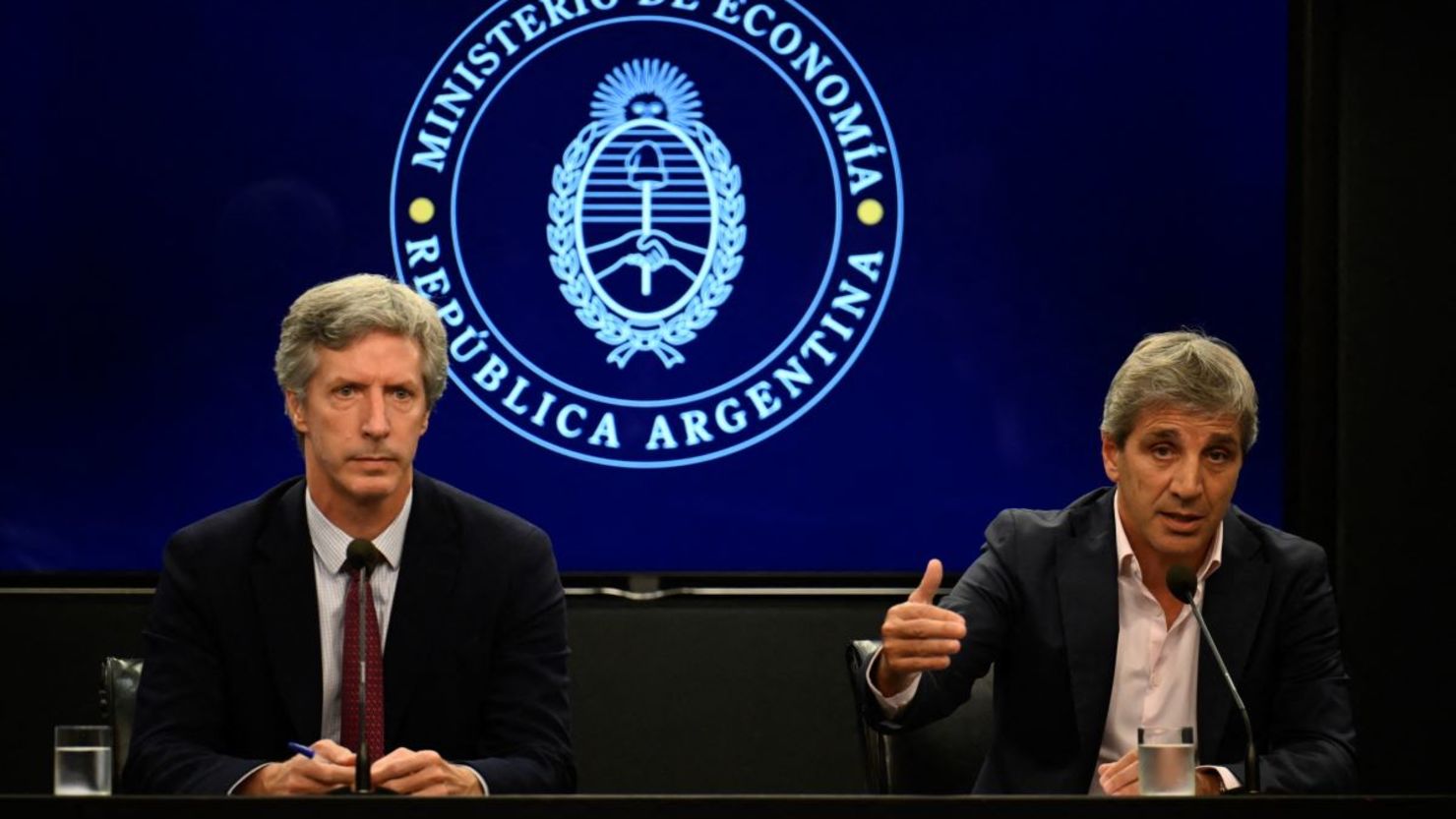 El Ministro de Economía de Argentina, Luis Caputo, acompañado por el presidente del Banco Central de Argentina, Santiago Bausili hablan durante una conferencia de prensa sobre el acuerdo alcanzado entre Argentina y el Fondo Monetario Internacional, en la sede del Ministerio de Economía en Buenos Aires el 10 de enero de 2024.