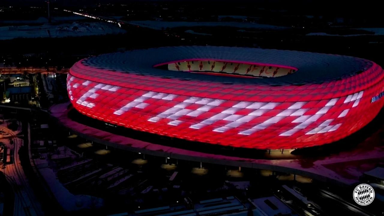 CNNE 1547131 - emotivo homenaje del bayern munich a beckenbauer