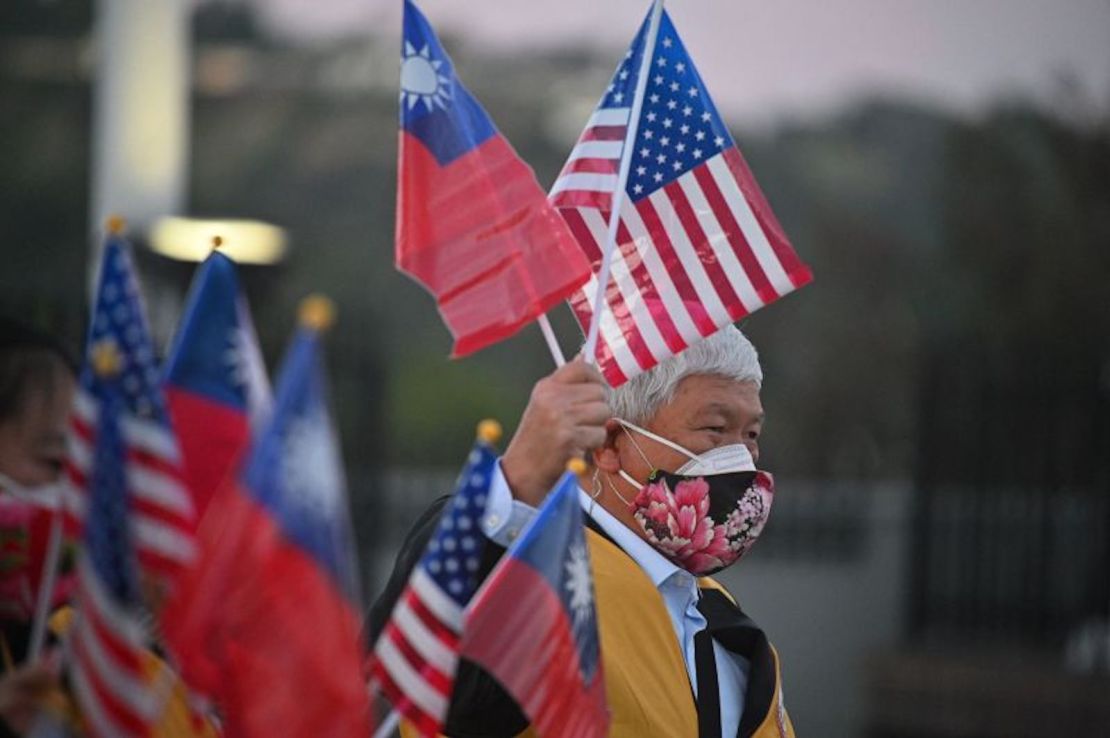 Partidarios esperan la llegada del vicepresidente de Taiwán, Lai Ching-te, a Universal City, California, el 25 de enero de 2022.