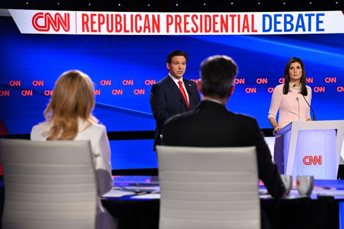 DeSantis y Halley responden preguntas durante el debate.