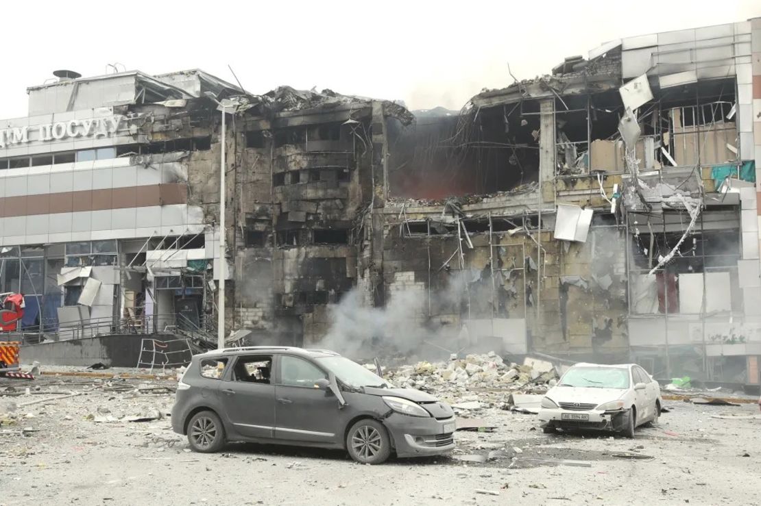 Coches destruidos se ven fuera de un centro comercial golpeado en un ataque masivo de misiles y drones rusos en Dnipro, Ucrania, el 29 de diciembre de 2023. Crédito: Ukrinform/NurPhoto/Getty Images