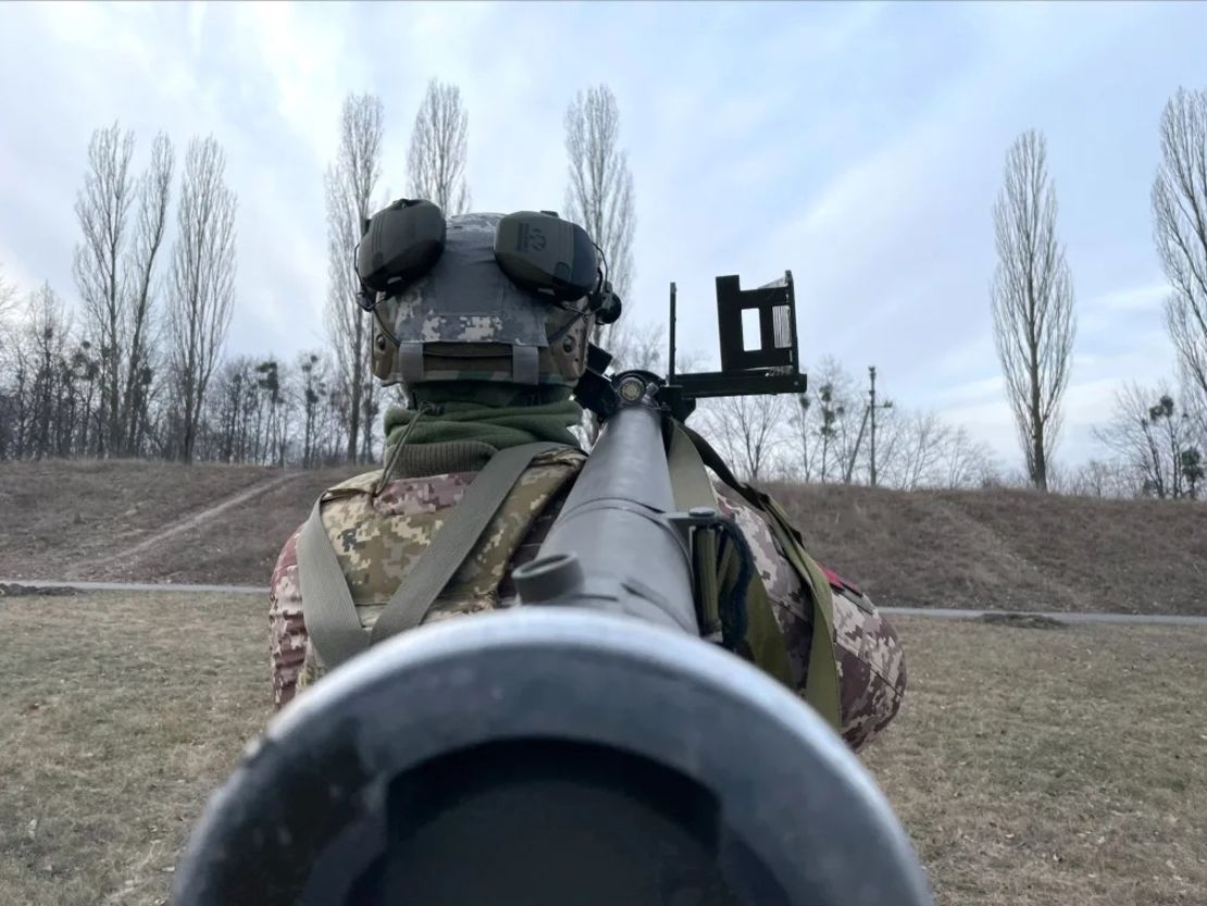 "Smeta", un soldado de una unidad móvil de defensa antiaérea que vigila los accesos a Kyiv, practica con una unidad de entrenamiento para el sistema de misiles Stinger, de fabricación estadounidense. Algunos de los misiles portátiles estadounidenses utilizados por las unidades móviles de defensa antiaérea se fabricaron en la década de 1980, según la unidad, años antes de que nacieran algunos de los soldados. Crédito: Joseph Ataman/CNN