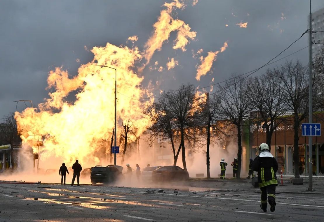 Bomberos ucranianos intentan extinguir un incendio tras un ataque con misiles en Kyiv el 2 de enero de 2024, en medio de la invasión rusa de Ucrania. Crédito: Genya Savilov/AFP/Getty Images