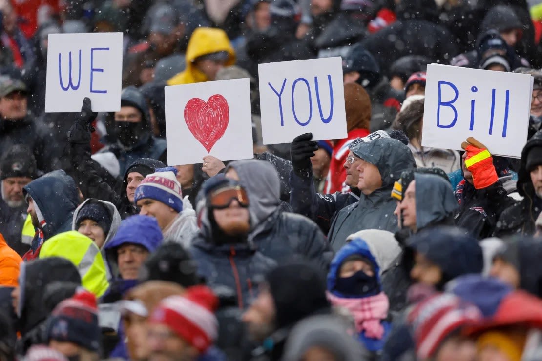 Los seguidores muestran su apoyo a Belichick durante la primera mitad del juego de los Patriots contra los New York Jets el domingo 7 de enero de 2024. Michael Dwyer/AP