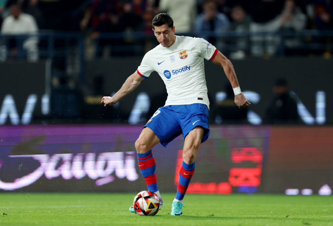 Robert Lewandowski del FC Barcelona durante el partido de semifinales de la Supercopa de España contra el Osasuna en Al-Awwal Park el 11 de enero de 2024 en Riad, Arabia Saudita. Crédito: Yasser Bakhsh/Getty Images