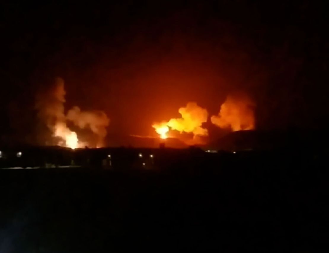 Una imagen fija de un vídeo muestra múltiples explosiones en la provincia de Saada, al norte de Saná, Yemen, el 12 de enero, hora local. De las redes sociales