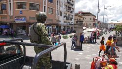 CNNE 1547691 - mira como funciona un operativo militar en calles de quito, ecuador