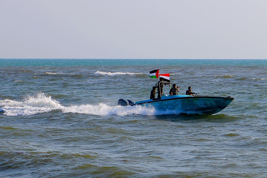 Miembros de la Guardia Costera Yemení afiliados al grupo hutí patrullan el mar.