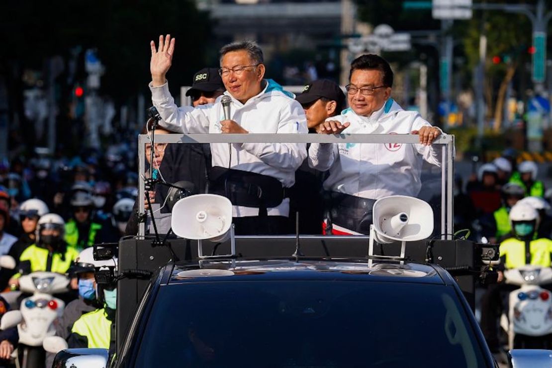 Ko Wen-je, el candidato presidencial del Partido Popular de Taiwán (TPP), saluda a sus seguidores durante un evento de campaña antes de las elecciones en Taipei, Taiwán, el 11 de enero de 2024.