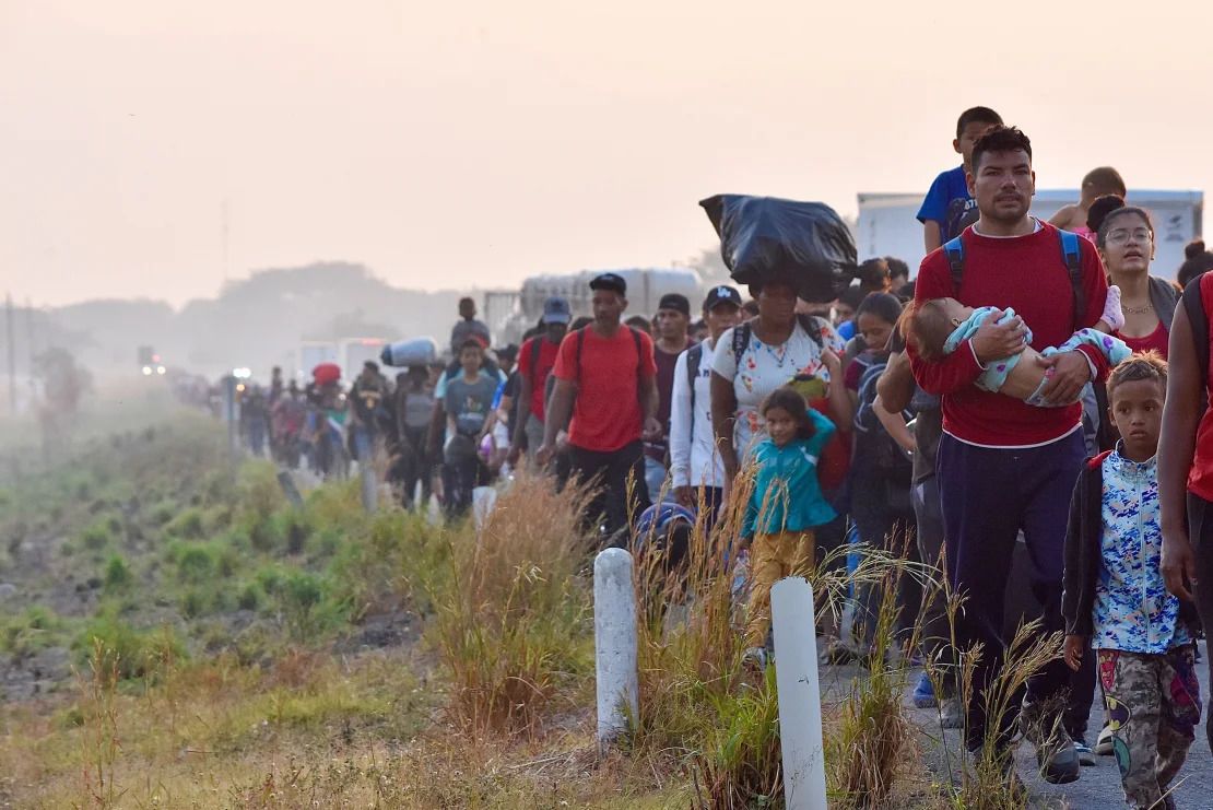 Migrantes caminan por el sur de México, en la madrugada del lunes 8 de enero, durante su viaje hacia la frontera con Estados Unidos.