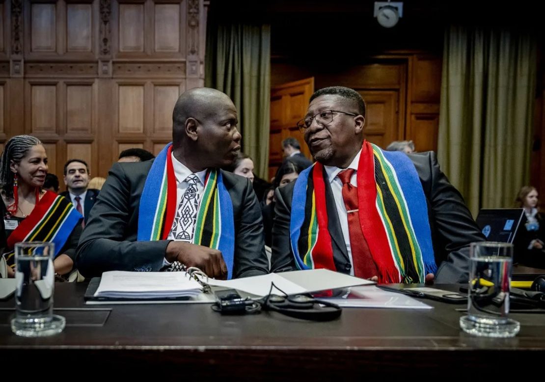 El ministro sudafricano de Justicia, Ronald Lamola (izquierda), y el embajador en los Países Bajos, Vusimuzi Madonsela (derecha), intervinieron en la audiencia del jueves. Crédito: Remko de Waal/AFP/Getty Images