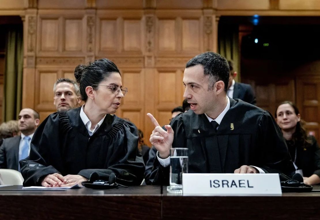 Los abogados Galit Raguan (izquierda) y Omri Sender (derecha) hablaron el viernes en defensa de Israel ante la Corte Internacional de Justicia. Crédito: Hollandse Hoogte/Shutterstock