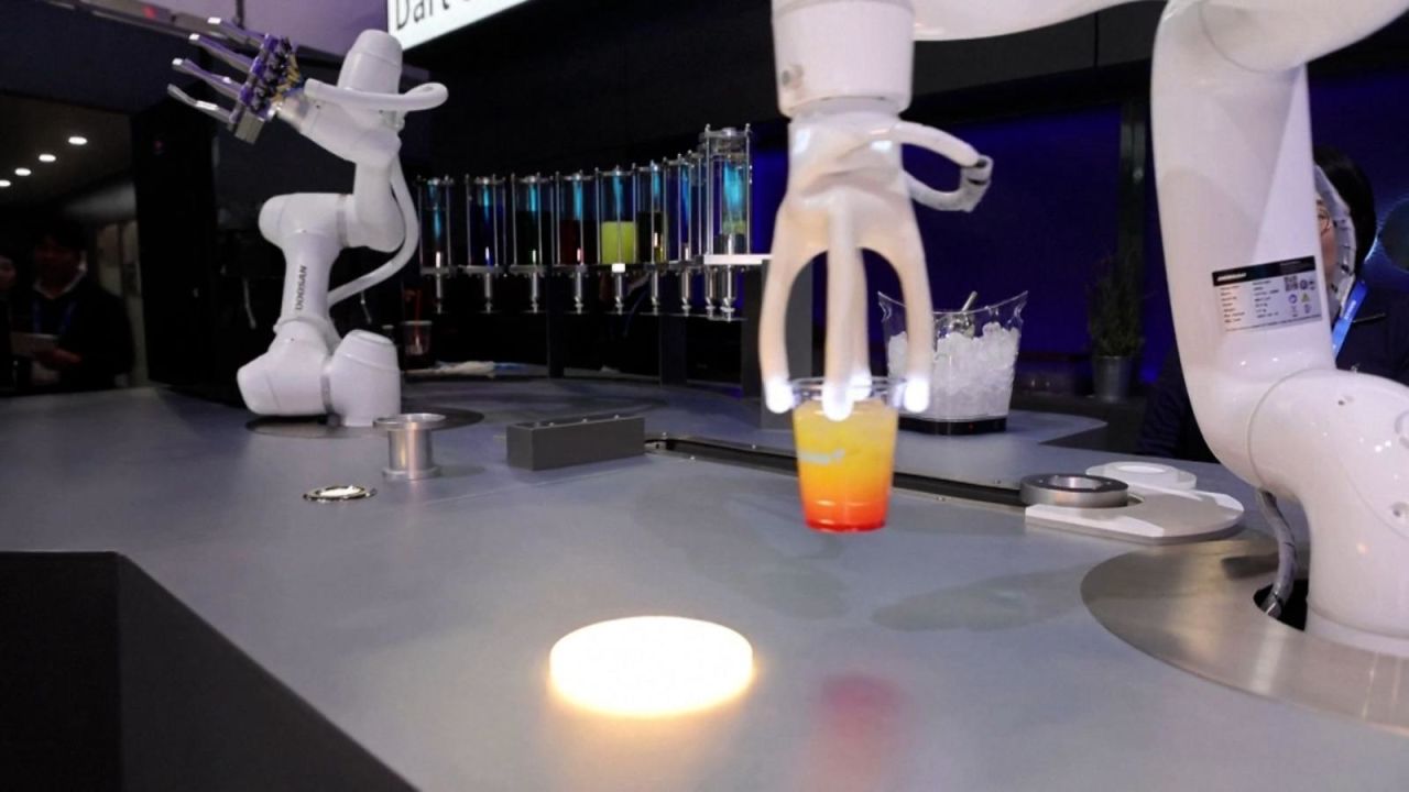 CNNE 1548050 - un robot bartender prepara cocteles con inteligencia artificial