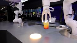 CNNE 1548050 - un robot bartender prepara cocteles con inteligencia artificial