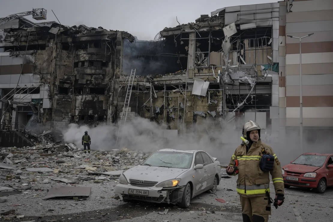 Los funcionarios trabajan para evitar la destrucción después de que los ataques aéreos rusos mataran a 6 e hirieran a unas 28 personas, incluido un bebé y dejaran vehículos gravemente dañados, un centro comercial y un hospital de maternidad, según declaraciones del gobernador de Dnipropetrovsk, Serhiy Lysak, en Dnipro, Ucrania, el 29 de diciembre de 2023.