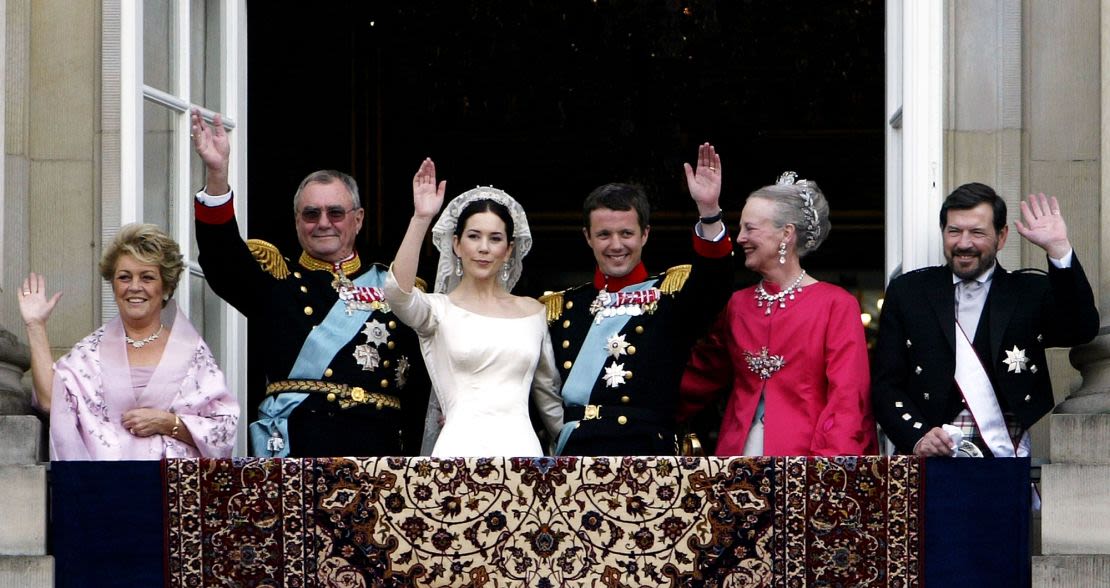 Federico y María aparecieron en el balcón del Palacio de Christian VII tras su boda en 2004. La pareja estuvo acompañada por la reina y su difunto esposo, el príncipe Enrique, así como por el padre de la princesa heredera, John Donaldson, y su esposa Susan Moody.