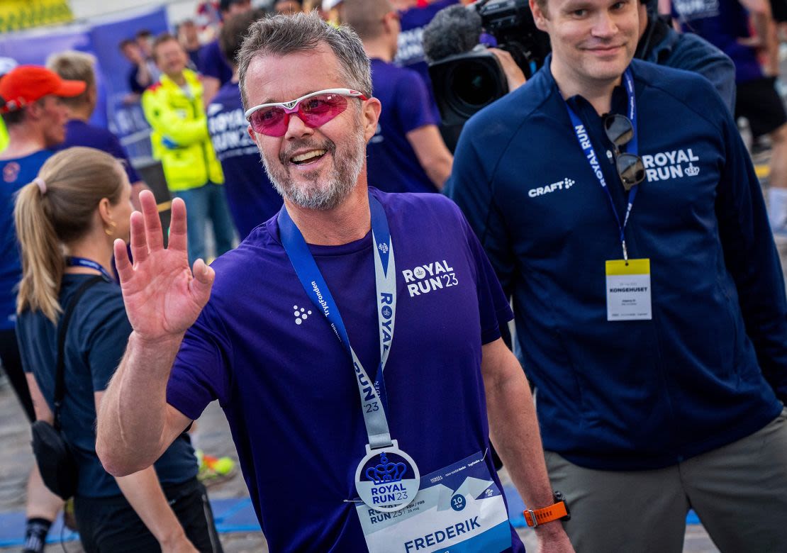 El ávido deportista saluda tras cruzar la línea de meta durante la carrera real que se celebra anualmente en Copenhague el pasado mes de mayo.