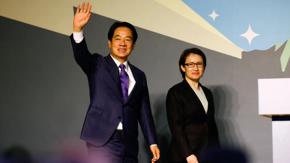 El presidente electo de Taiwán, Lai Ching-te, del Partido Democrático Progresista (PPD) y su compañero de fórmula, Hsiao Bi-khim, llegan a una conferencia de prensa tras su victoria en las elecciones presidenciales del 13 de enero de 2024.