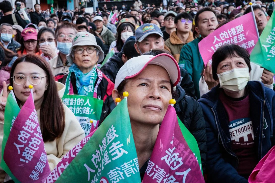 Partidarios del gobernante Partido Democrático Progresista (PPD) en Taipei el 13 de enero de 2024