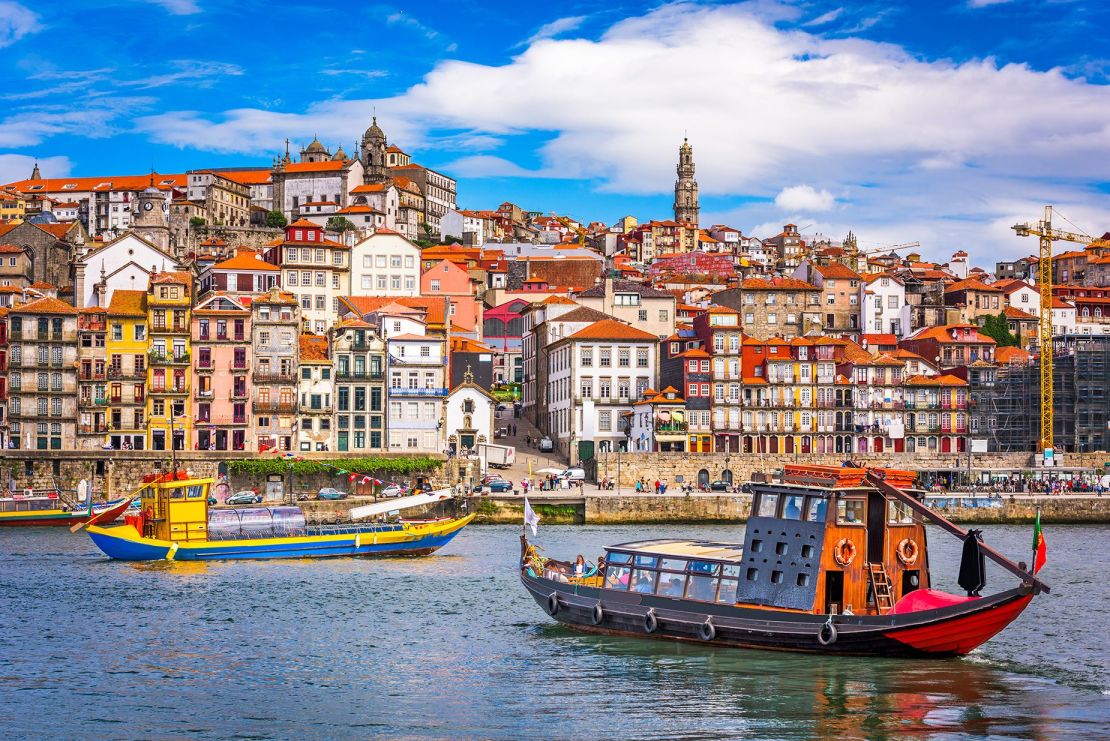 Portugal es popular entre los expatriados desde el lanzamiento de su programa Golden Visa en 2012. En la foto aparece Oporto, la segunda ciudad más grande del país y situada a orillas del río Duero.