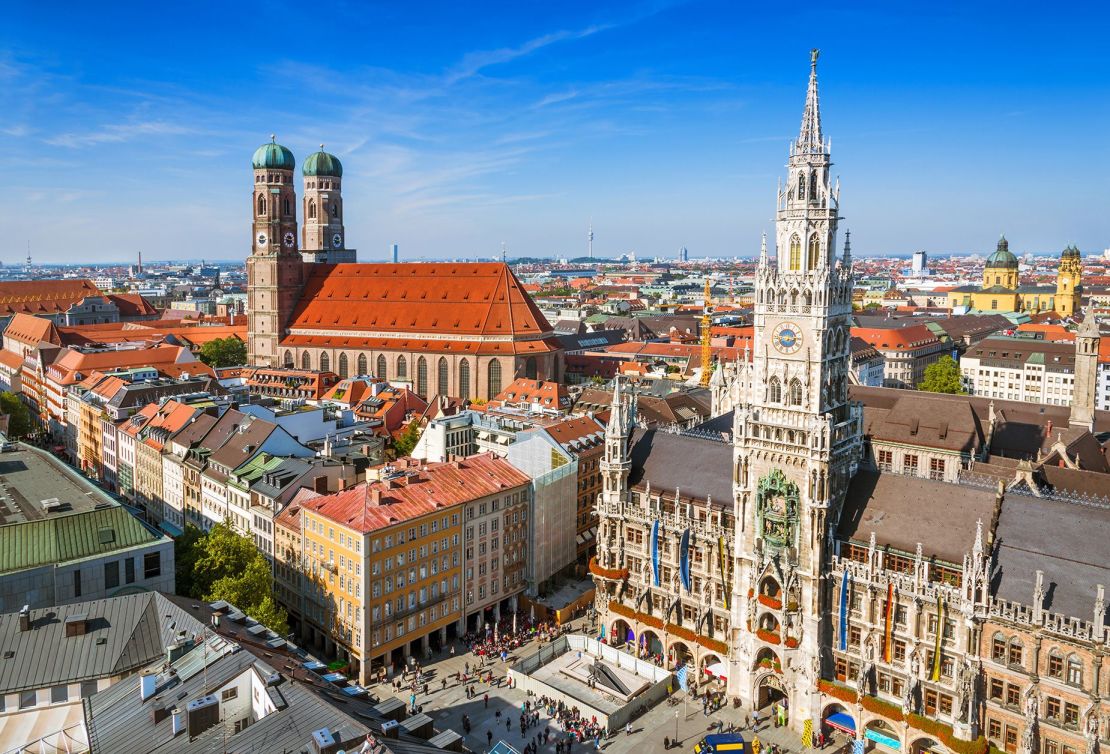 Alemania se considera un país fantástico para las familias. Y visitar sitios históricos como el ayuntamiento en Marienplatz en Munich mantendrá ocupadas sus horas libres.