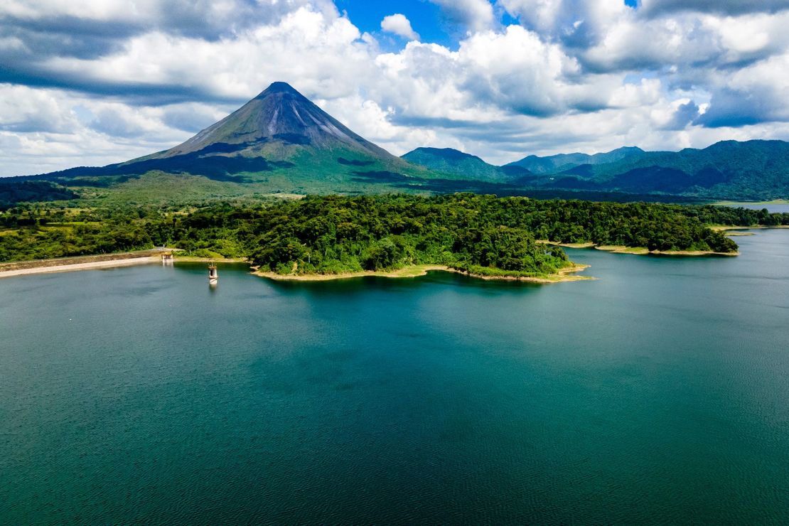 La belleza natural de Costa Rica es un gran atractivo comercial. Incluso en un mundo de belleza, es difícil superar a lugares como el Parque Nacional Volcán Arenal.