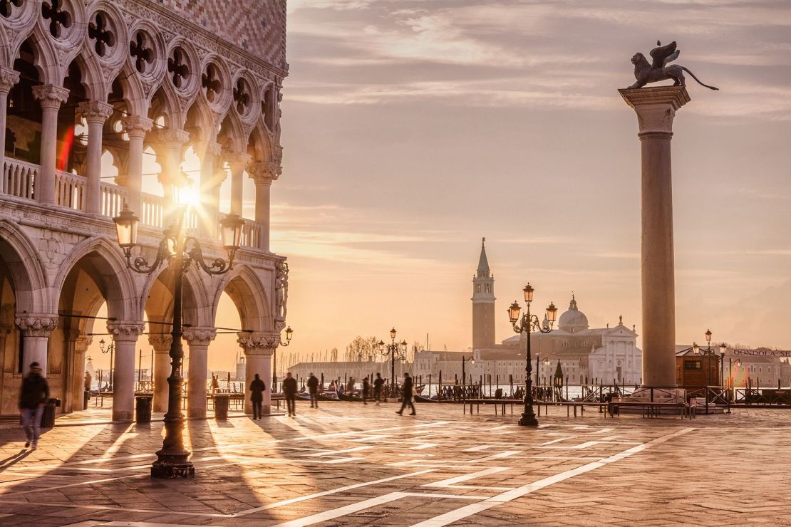 Ciudades pintorescas como Venecia (arriba) y la hermosa campiña son parte del encanto de Italia.