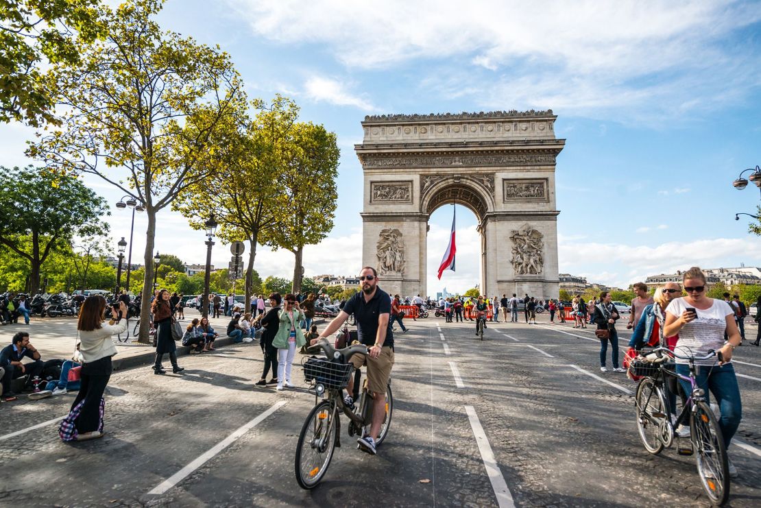 Francia ofrece a sus residentes numerosos beneficios sociales junto con oportunidades memorables, como recorrer en bicicleta los Campos Elíseos de París en los días sin coches.