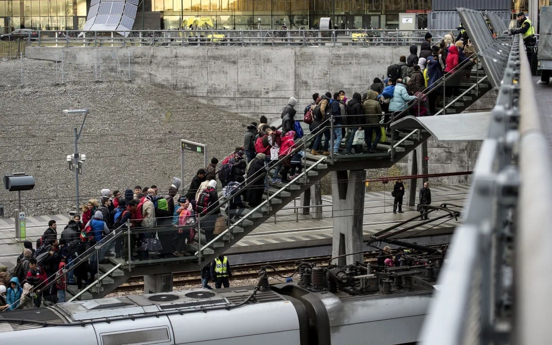 Migrantes en busca de asilo llenan una escalera en una estación de tren de Malmo, Suecia, en noviembre de 2015. En aquel momento, el país era conocido por tener una de las políticas de inmigración más acogedoras de Europa. En los últimos años, las autoridades suecas han anunciado una serie de políticas más estrictas.