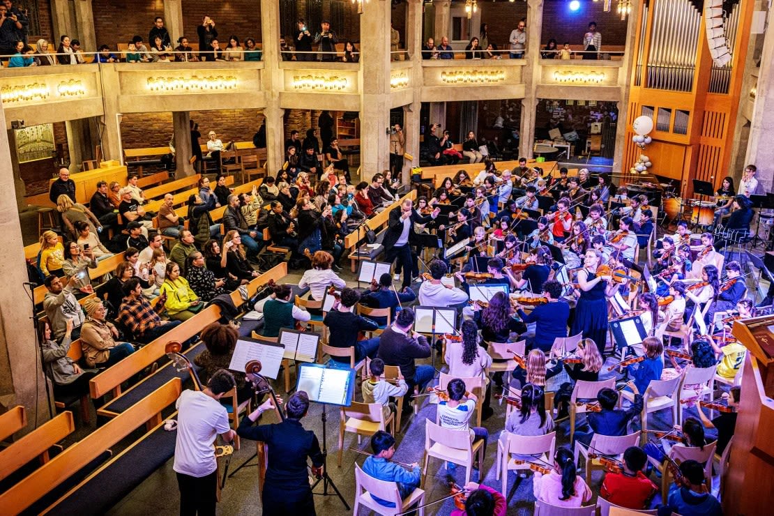 La Dream Orchestra actúa en una iglesia de Gotemburgo. Álvarez afirma que celebrar conciertos con frecuencia y fijarse objetivos ha ayudado a inspirar a sus alumnos.