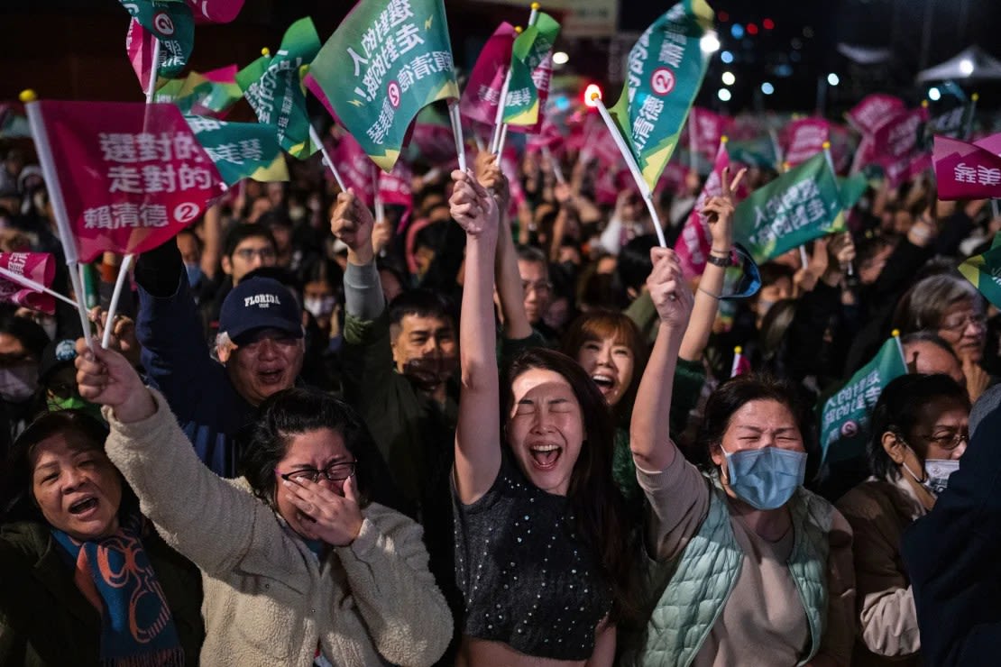 Multitudes aplauden en un mitin del Partido Progresista Democrático en Taipei después de la histórica victoria del partido el 13 de enero de 2024.