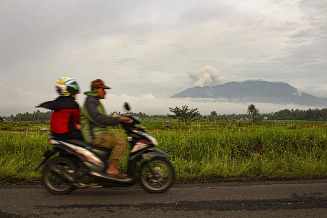 Ceniza volcánica de Marapi vista a lo lejos desde el distrito de Tanah Datar, en Sumatra Occidental.