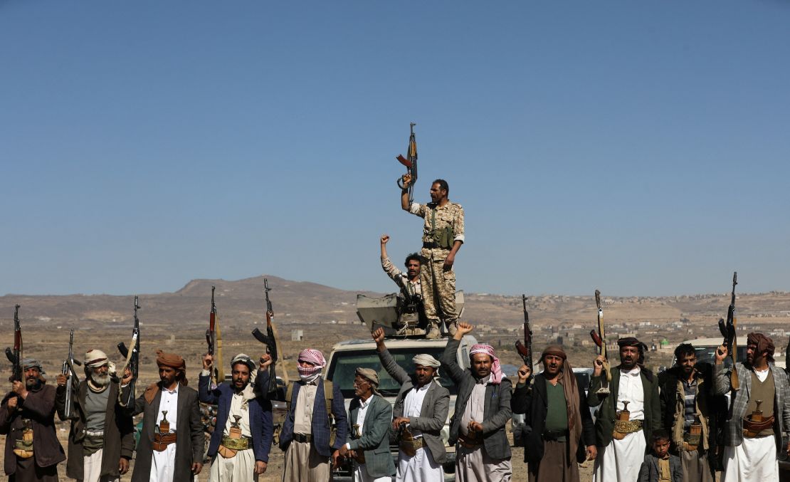 Combatientes hutíes y partidarios tribales levantan sus armas de fuego durante una protesta en Yemen este domingo.