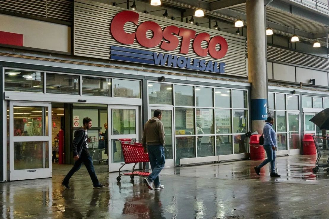 Compradores en el exterior de una tienda Costco en Nueva York, en mayo de 2023.