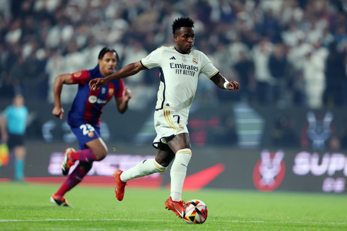 Vinicius Junior del Real Madrid corre con el balón durante el partido final de la Supercopa de España entre el Real Madrid y el FC Barcelona el 14 de enero de 2024 en Riad, Arabia Saudita. Crédito: Yasser Bakhsh/Getty Images