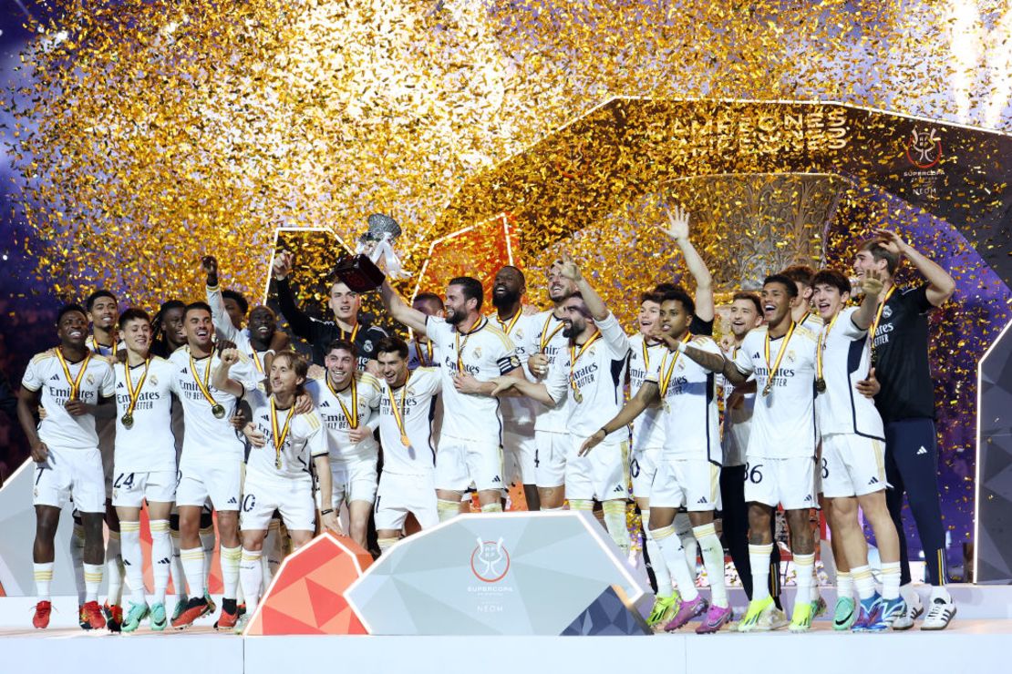 Nacho Fernández del Real Madrid levanta el trofeo de la Supercopa de España. Crédito: Yasser Bakhsh/Getty Images