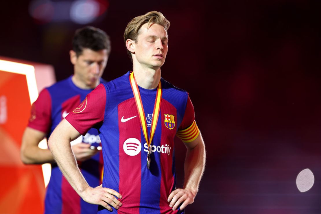 Frenkie de Jong del FC Barcelona luce abatido con su medalla de subcampeón tras la derrota del equipo. Crédito: Yasser Bakhsh/Getty Images