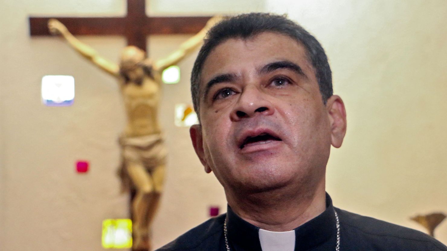 El obispo católico nicaragüense Rolando Álvarez habla con la prensa en la iglesia del Santo Cristo de Esquipulas en Managua, el 20 de mayo de 2022. Crédito: STR/AFP vía Getty Images