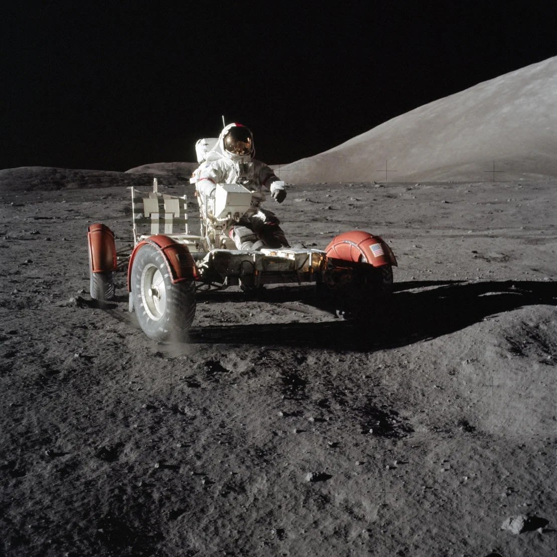 El astronauta Eugene A. Cernan condujo un vehículo lunar en la superficie lunar durante la misión Apolo 17 en 1972. El vehículo sigue en la Luna más de 50 años después. Crédito: NASA/JSC