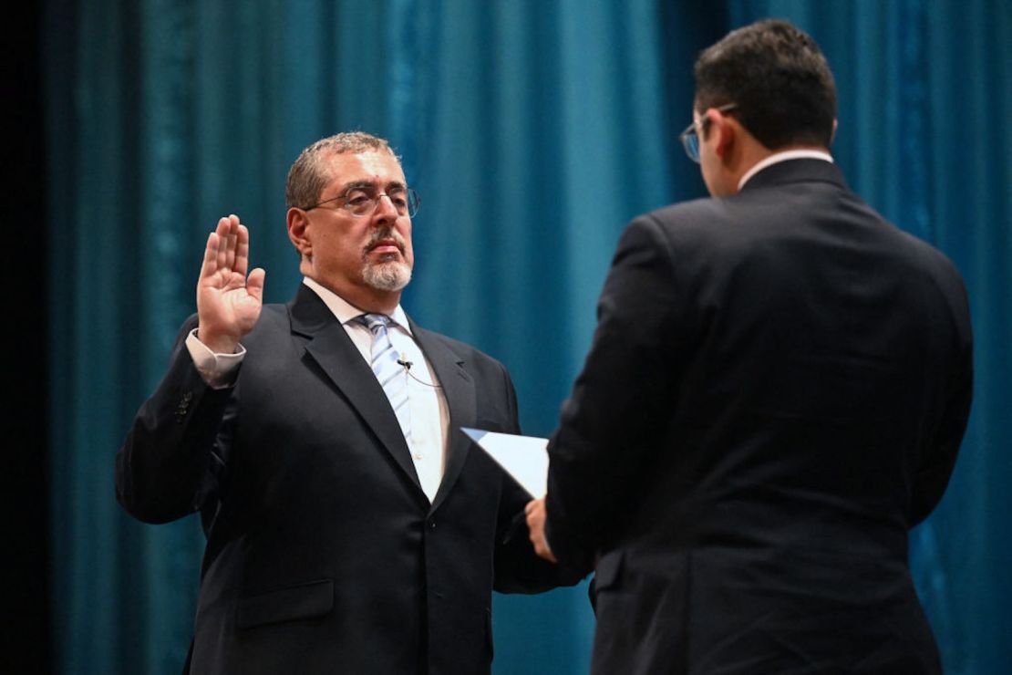 El nuevo Presidente de Guatemala, Bernardo Arévalo (L), presta juramento ante el nuevo Presidente del Congreso, Samuel Pérez, durante su ceremonia de inauguración en el Centro Cultural Miguel Ángel Asturias en la Ciudad de Guatemala, el 14 de enero de 2024. Arévalo finalmente prestó juramento como presidente de Guatemala el domingo después de la La ceremonia se retrasó más de nueve horas, poniendo fin a meses de maquinaciones judiciales para impedir que el cruzado anticorrupción asumiera el cargo.